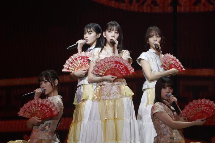 06 乃木坂46 換上融合了旗袍風格的華麗裙裝帶來〈髮夾〉等熱門單曲