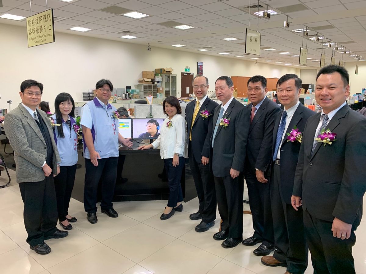 ▲張意聰院長、黃敏惠市長等與會貴賓在視訊服務中心前合影。（圖／記者陳惲朋攝)