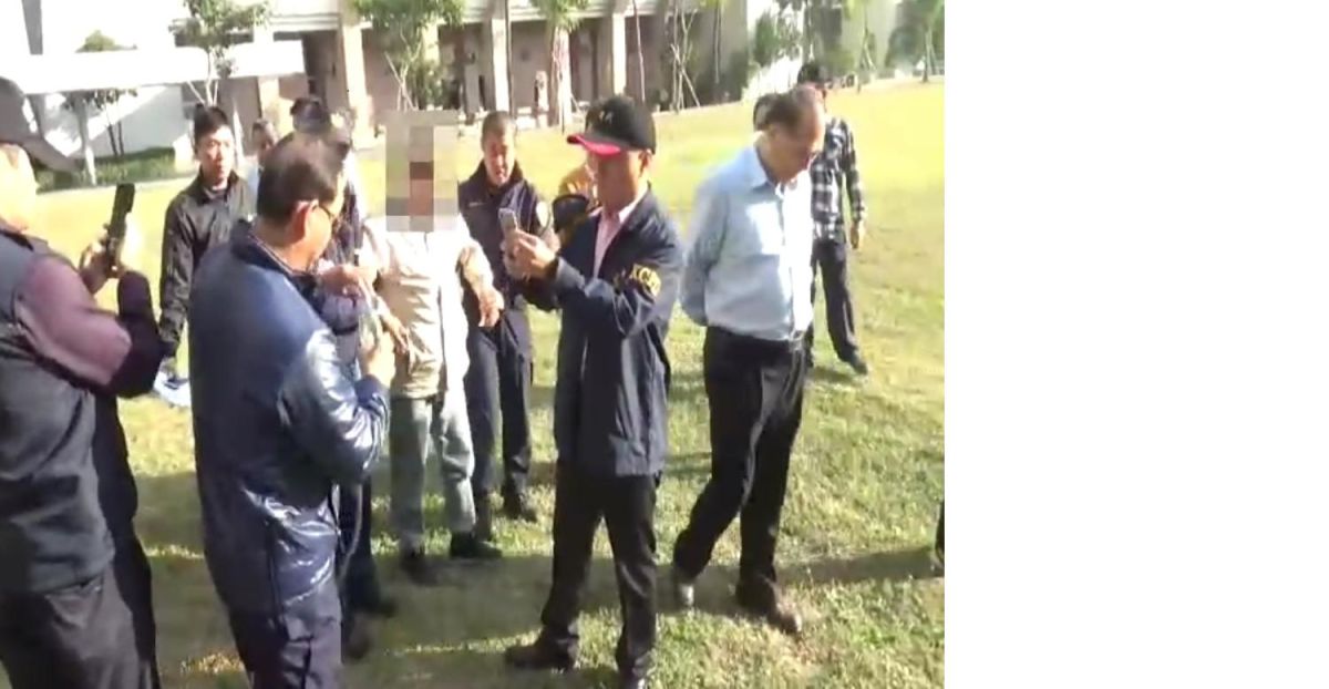 ▲參選高雄區域立委失利的李柏融因不滿向市府陳情未獲得回應，他聲稱身上帶有汽油，當場掏出裝有汽油的寶特瓶，警方將他依公共危險罪逮捕。（圖／記者郭凱杰翻攝，2020.01.20）