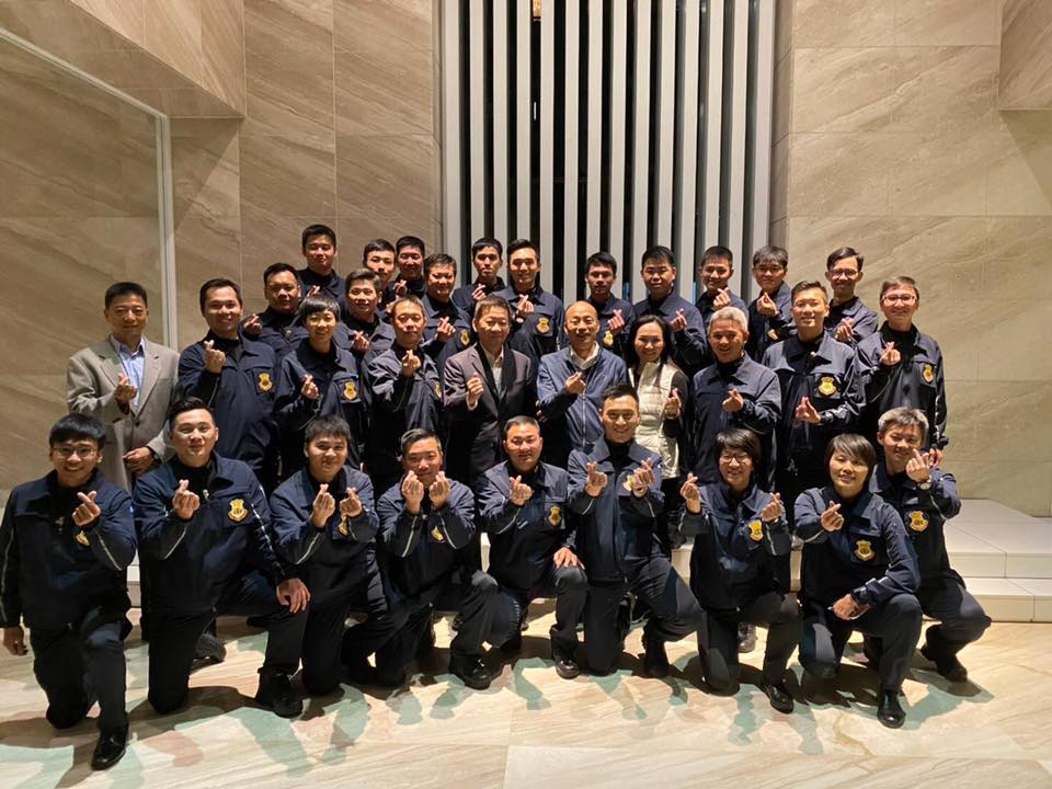 ▲高雄市長韓國瑜競選總統失利後，在特勤維安人員結束任務歸建之前，與特勤人員合影。（圖／翻攝自韓國瑜臉書）