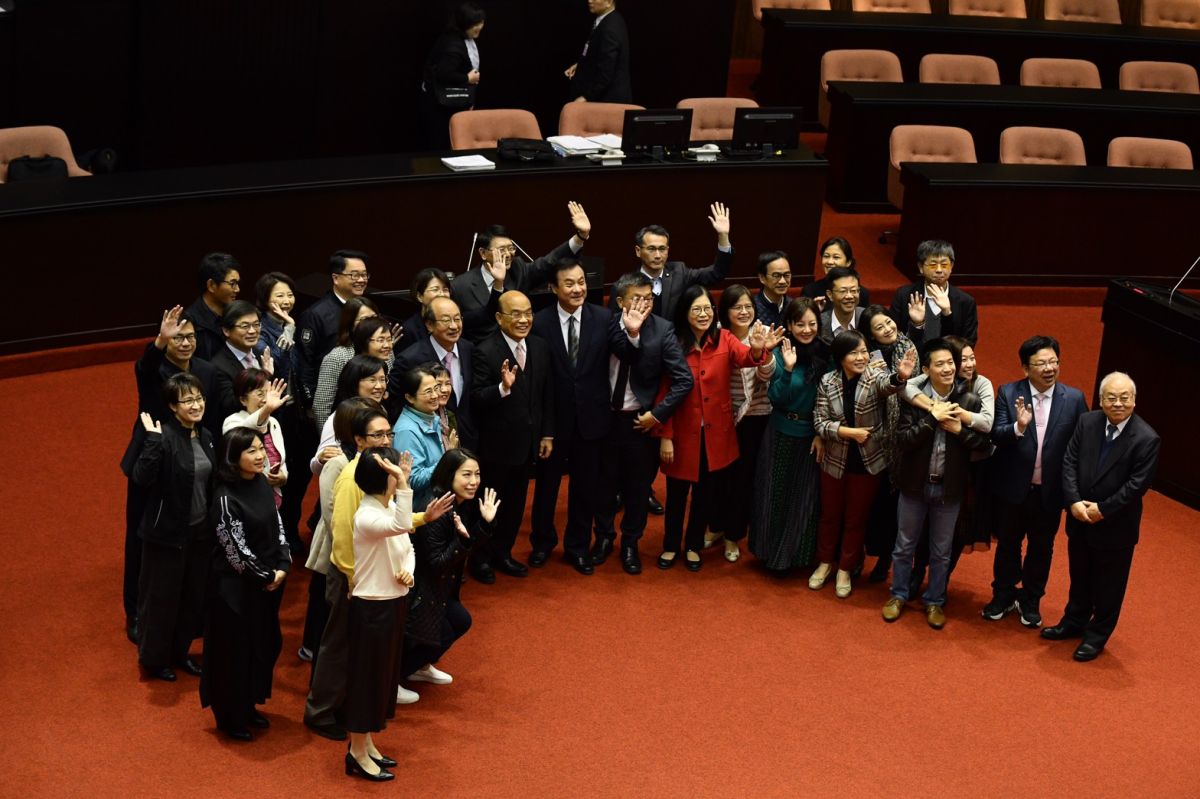 ▲立法院臨時會院會三讀修正通過中華民國109年度中央政府總預算，行政院長蘇貞昌前來感謝致意。（圖／記者林柏年攝, 2020.1.20）