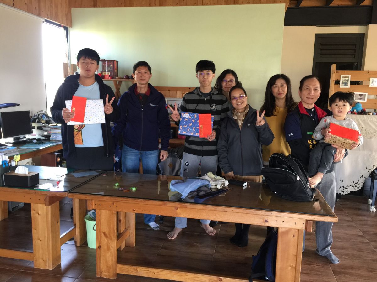 ▲頂豐鞋業公司透過彰化縣榮民服處務等的引介，捐贈20雙高檔休閒鞋給彰化縣轄內弱勢榮民子女，收到鞋子的孩子們，內心充滿感動。（圖／記者陳雅芳攝，2020.01.20）