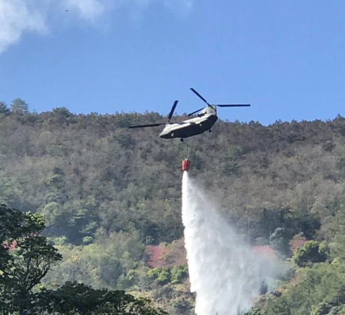 台中東勢森林火警　陸航CH-47直升機支援空中滅火
