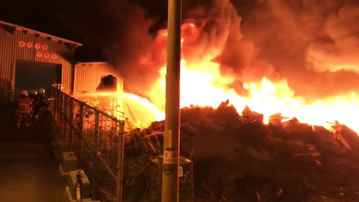 ▲20日深夜22時47分，桃園市桃園區成功路三段的大有垃圾場突然發生大火，火勢一發不可收拾，燃燒面積達1500平方公尺。（圖／桃園市消防局提供）