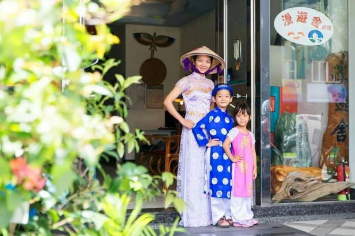 陶氏桂與孩子們穿著母國傳統服飾。