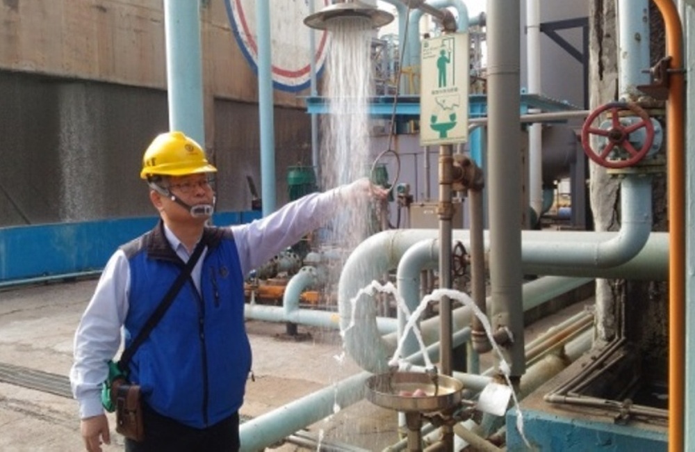 ▲台灣中油煉製事業部大林煉油廠廠外海浮筒破裂致原油外洩事件。圖為大林煉油廠長陳正喜仔細檢查每項設備。(圖／NOWnews資料照，記者黃守作攝）