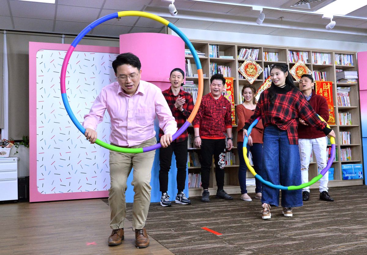 ▲祈錦鈅搖呼拉圈頻頻卡關，江坤俊大喊吃不消。（圖／TVBS）