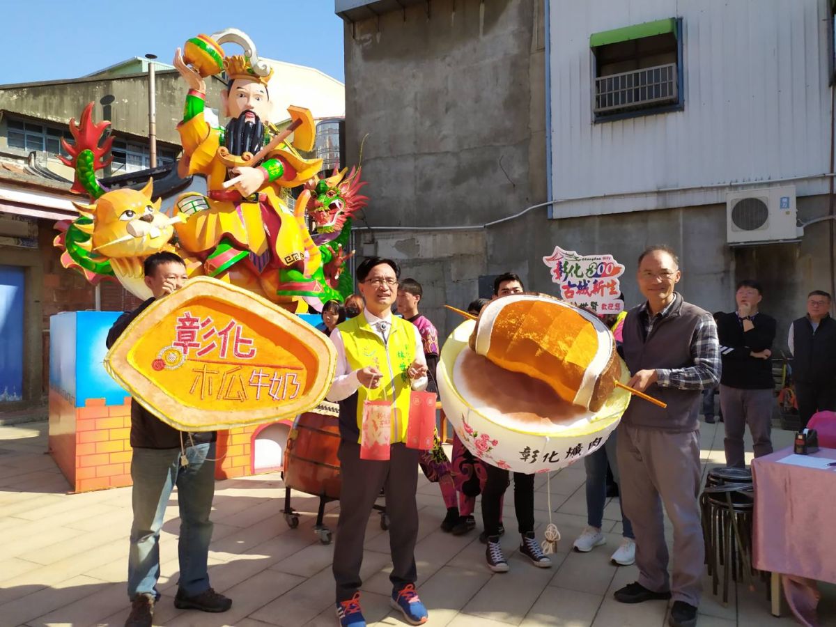 ▲彰化市長林世賢今(21)日首先為慶安宮「神明祈福主燈」「點睛」，彰化市公所獨創的剪紙藝術燈籠，歡迎民眾索取一同參加萬人提燈踩街盛會。  （圖／記者葉靜美攝，2020.01.21）