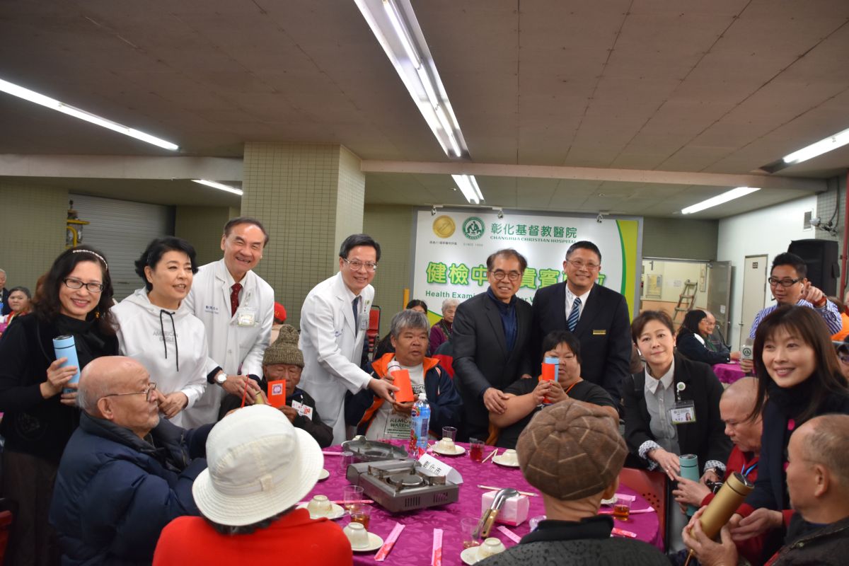 ▲切膚之愛基金會致贈紅包給長輩們並獻上最誠摯的祝福，大家都開心的笑瞇了眼。（圖／記者陳雅芳攝，2020.01.21）