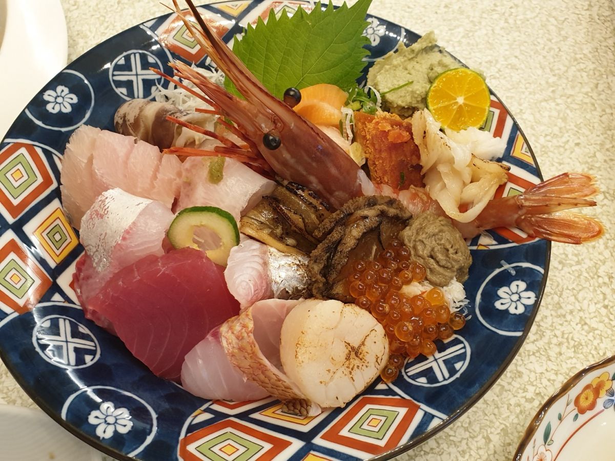 ▲位於台中公園對面的羽笠食事酒場，主推海鮮丼飯，一道華麗滿盛丼 超豪邁澎派。（圖／金武鳳攝，2020.1.22)