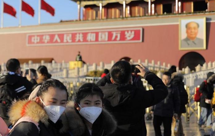 ▲配戴口罩的遊客於北京故宮前。（圖／美聯社／達志影像）