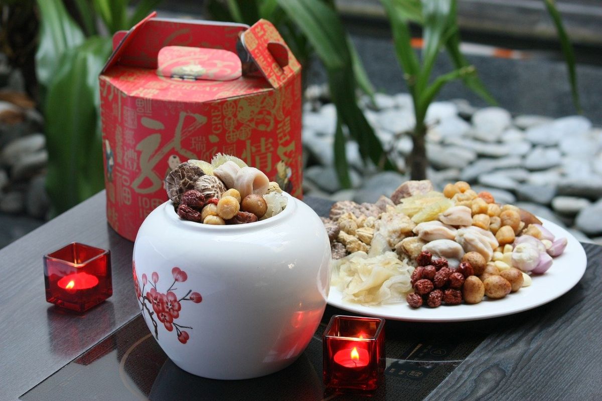 ▲佛跳牆是圍爐年菜不可少的好料之一，曾有網友提問，佛跳牆的美味關鍵究竟在哪呢？老饕直指芋頭、鳥蛋是美味的關鍵。（圖／取自 Pixabay ）