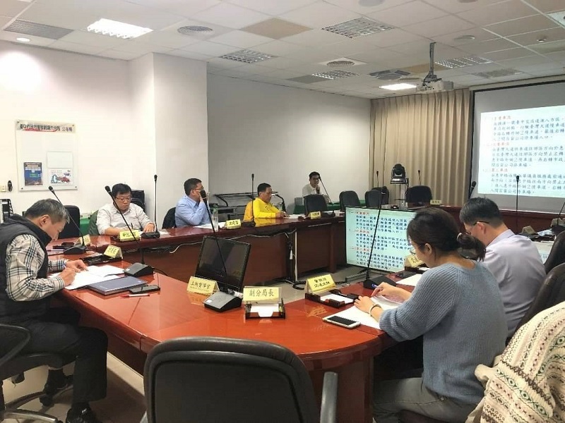 ▲第六分局與交通相關單位及百貨業者研擬春節期間的交通決策（圖／警方提供）