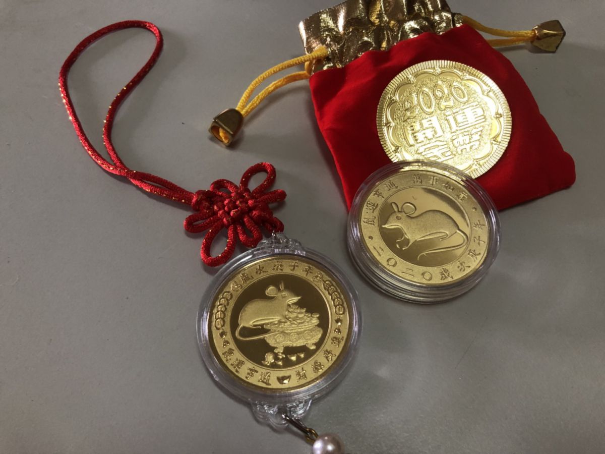 ▲因應農曆新年到來，順澤宮從初一到初五每日發放1000頂，另外也準備驚喜禮物，3000個「錢母」送給參香民眾。（圖／記者陳雅芳攝）