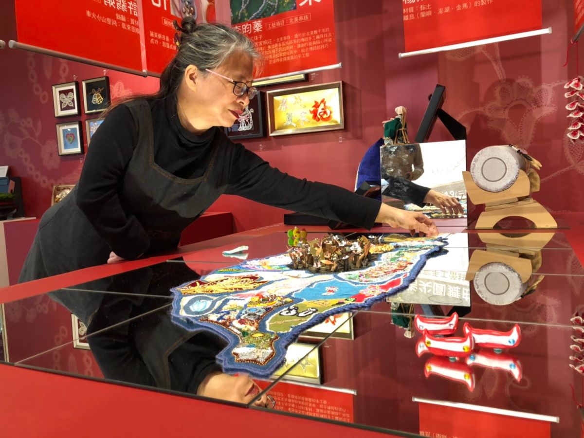 ▲正在台中中友百貨舉辦的「指尖圓舞曲-張可宸手工蕾絲展」，最驚艷作品是這幅「台灣之美」。（圖／金武攝，2020.1.23)