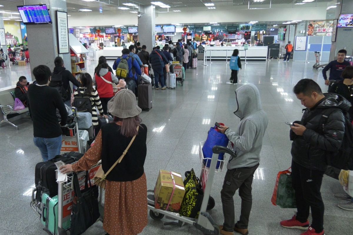 ▲自今日上午開始，金門尚義機場湧現返鄉人潮。（圖／蔡若喬攝, 2020.01.23）