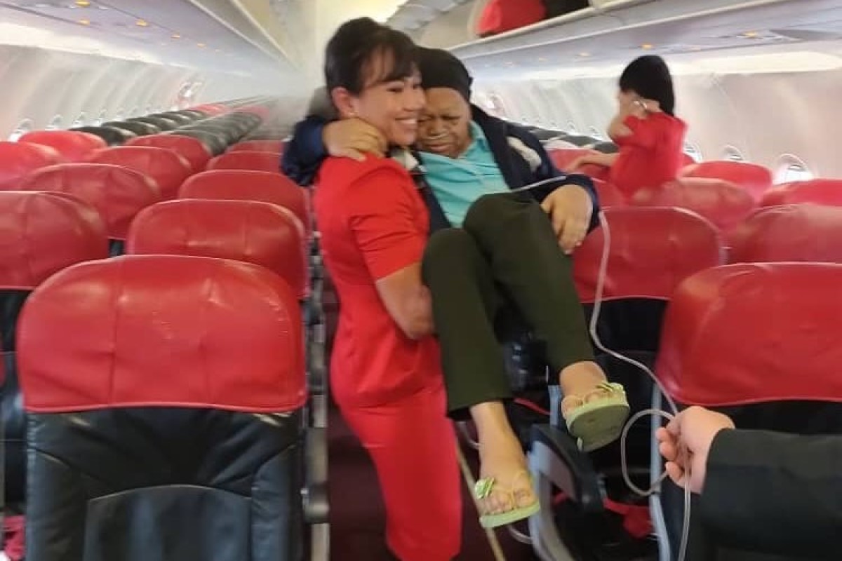 ▲亞航地勤 Tina 熱心協助插著鼻胃管的乘客下機。（圖／翻攝 
tonyfernandes IG）