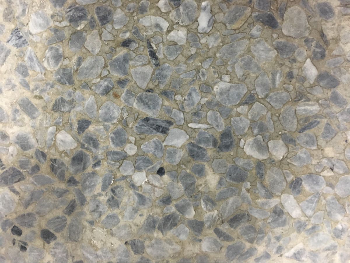 ▲有人在 PTT 上提問，為何到處都是這種地板？（圖／翻攝 PTT ）