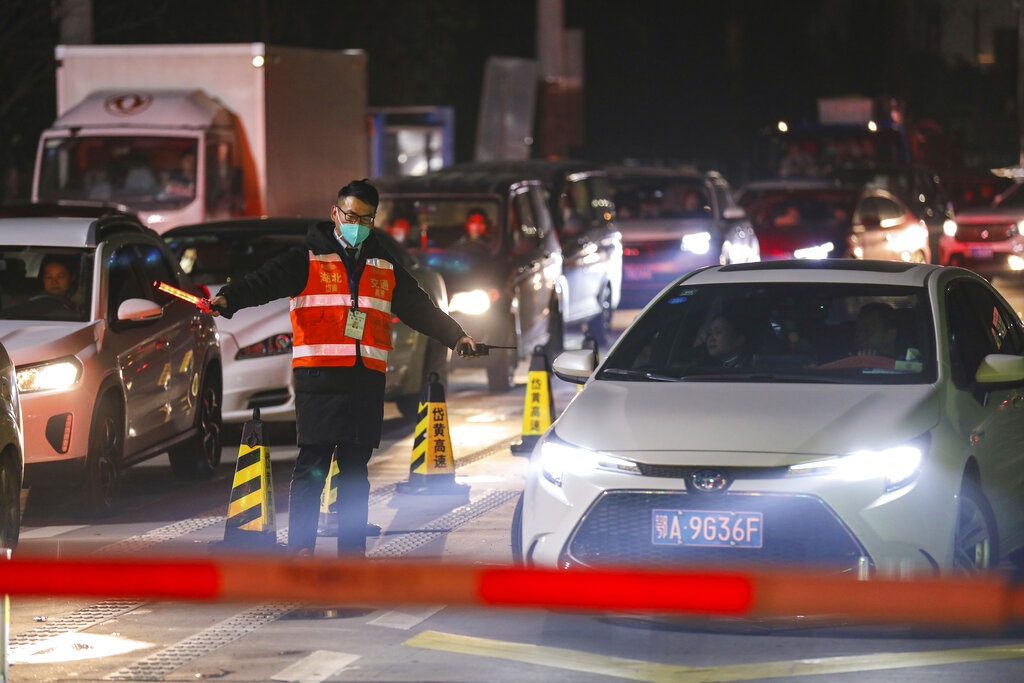 ▲武漢市24日單日突宣布解禁、隨後又封城，民進黨立委憂心解禁時間出城的民眾將成防疫漏洞。（圖／美聯社／達志影像）