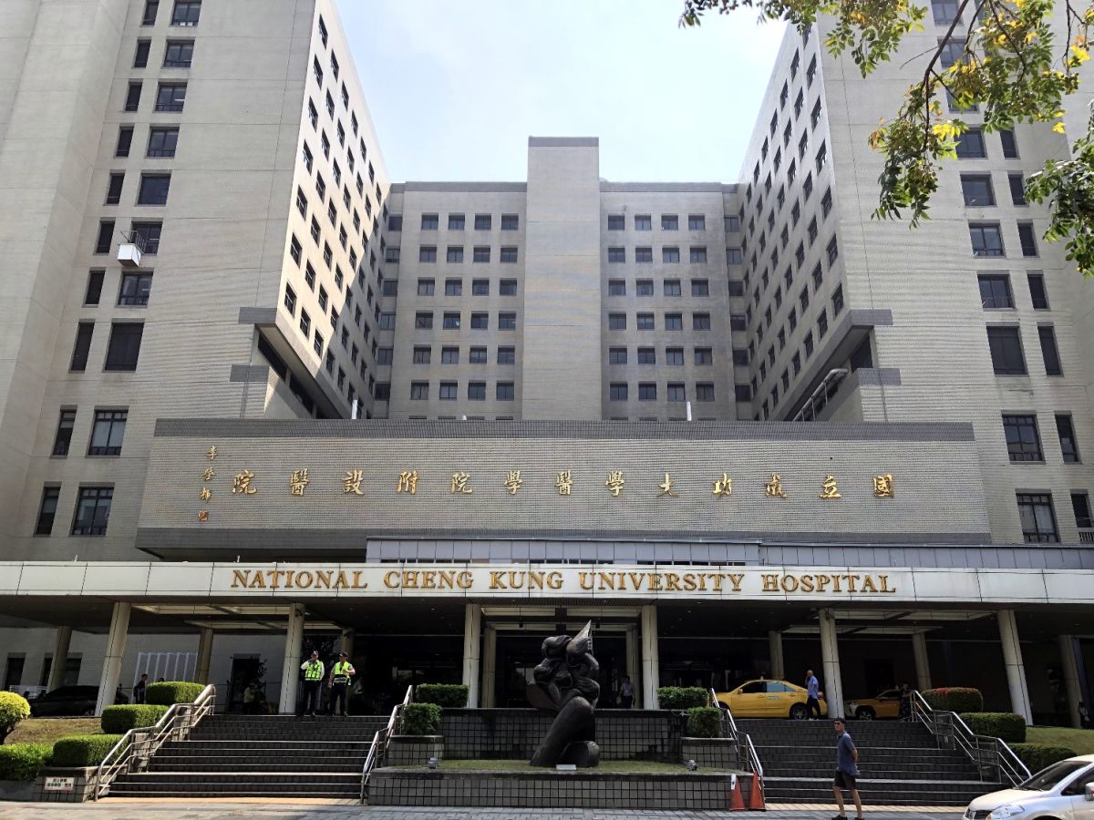 ▲台南一名林翁上午離開醫院時疑誤踩油門衝撞圍牆，導致2人雙雙受傷再回醫院。（圖／記者陳聖璋攝）