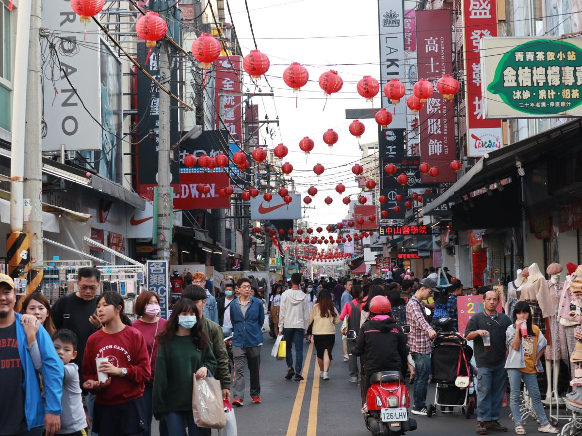 ▲國民黨團力拚公投連署書50萬份，目前構想要搶攻年貨大街，趁著人潮多的時候收集連署書。（圖／資料照）