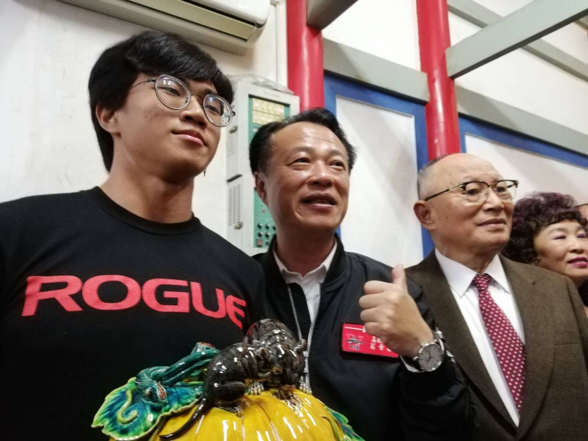 ▲新港在地17歲高中生陳柏寰搶得新港奉天宮頭香（左）。（圖/記者邱嘉琪攝，2020.01.25）