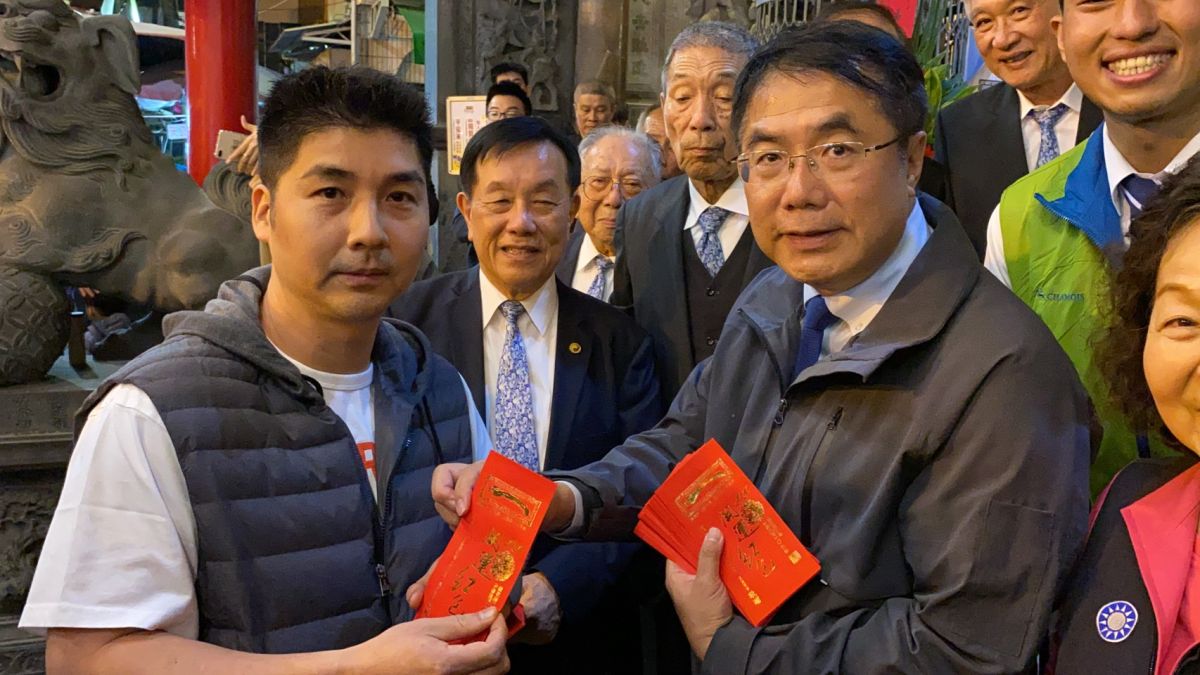 ▲第一位領到市長紅包的民眾。（圖／記者陳聖璋攝，2020.01.24）