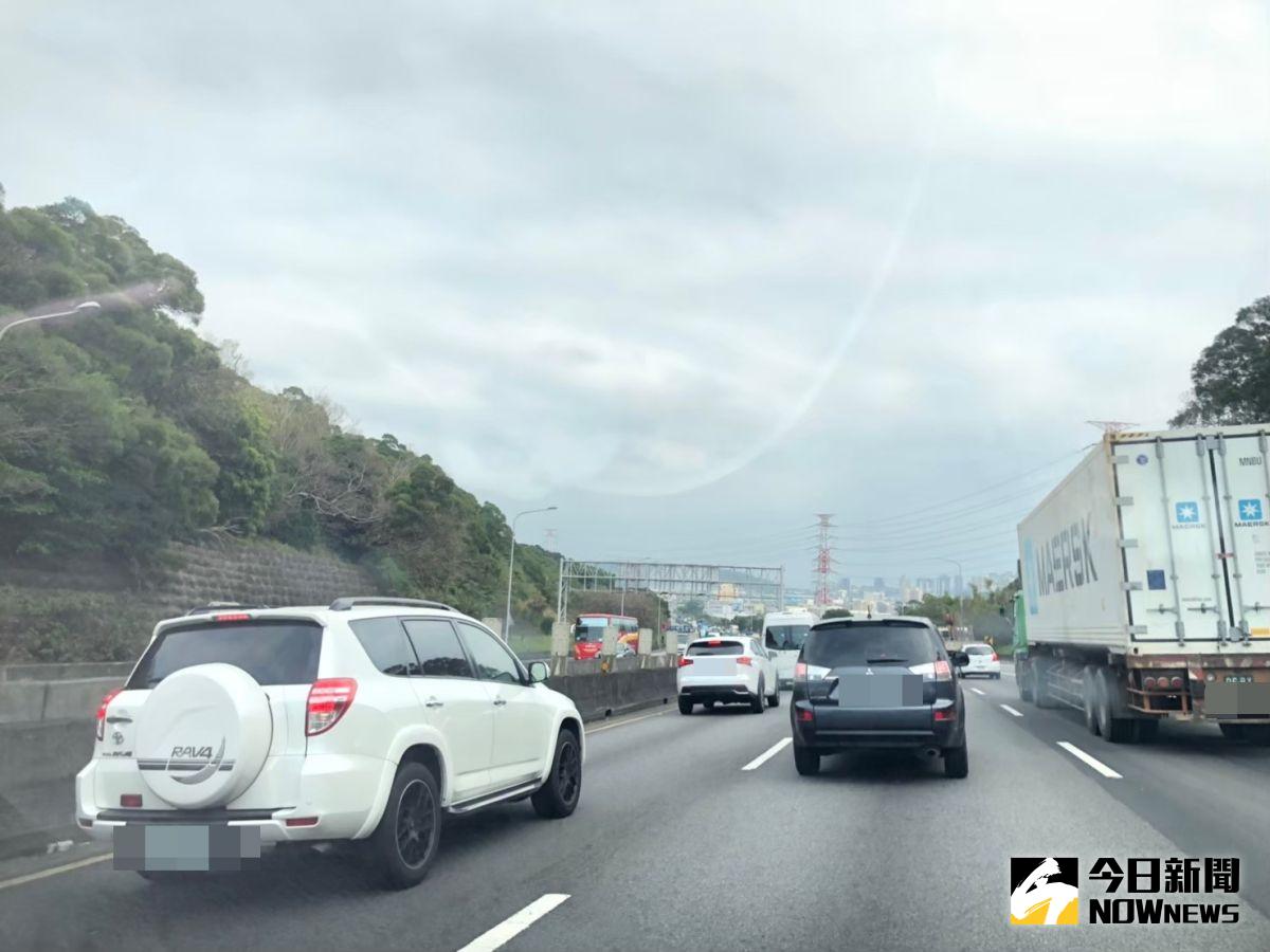 ▲金鼠年初一，許多人外出走春，而根據高公局10點鐘最新資料顯示，國道3南下竹田系統，要往崁頂路段車多壅塞，已回堵約有5公里。（圖／NOWnews資料照片）