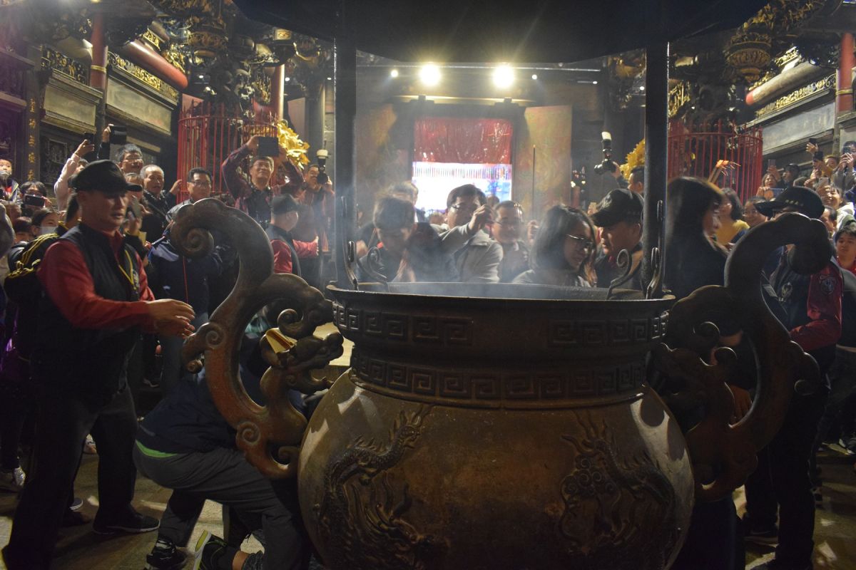 ▲北港朝天宮開廟，信眾「插頭香」。（圖／記者洪佳伶攝）