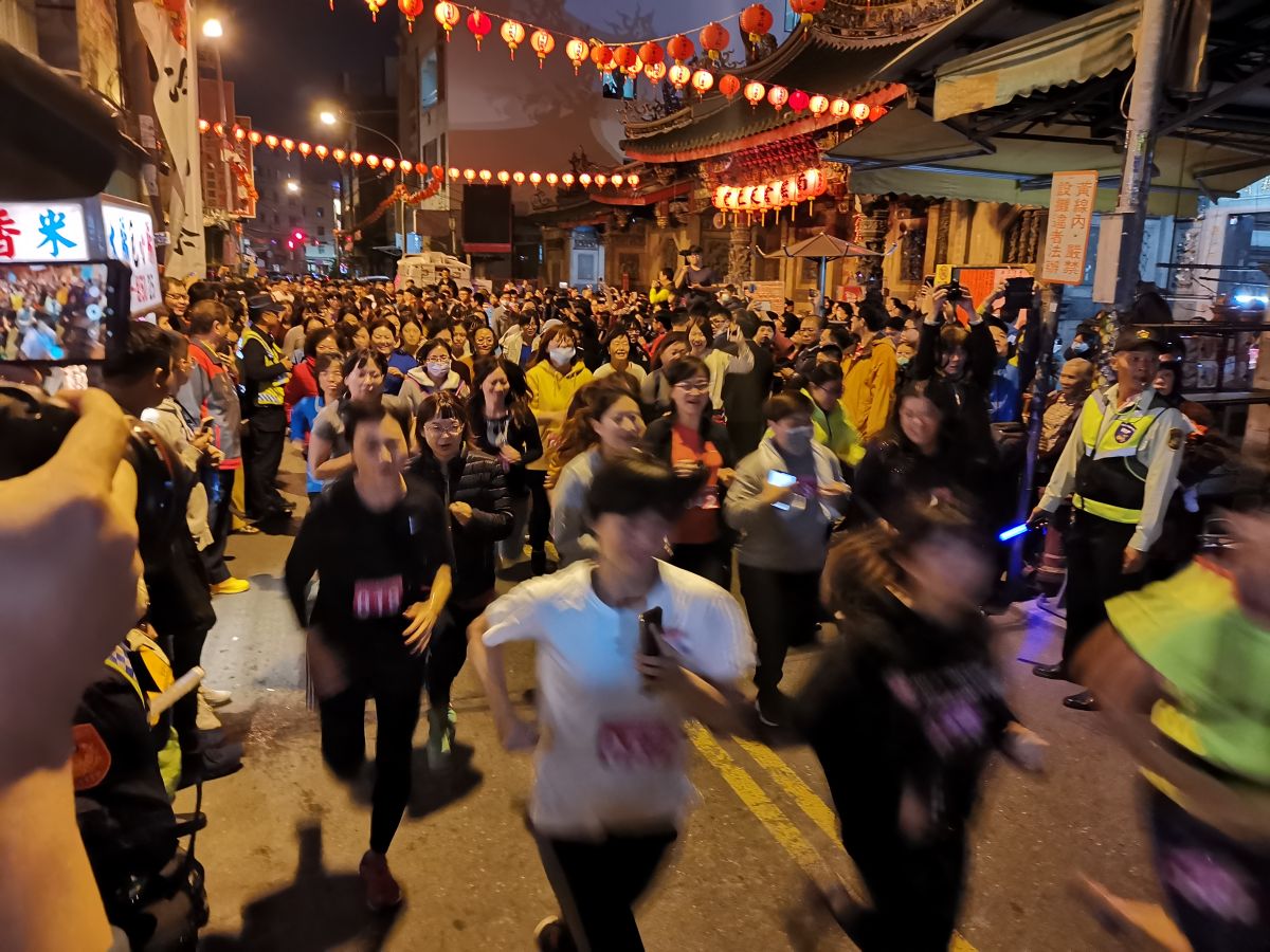 ▲彰化南瑤宮今年將搶頭香改為 「拜頭香」，因路幅狹小，仍不少人在推擠中受傷，彰化市長林世賢向跌倒的民眾道歉。（圖／記者陳雅芳攝，2020.01.25）