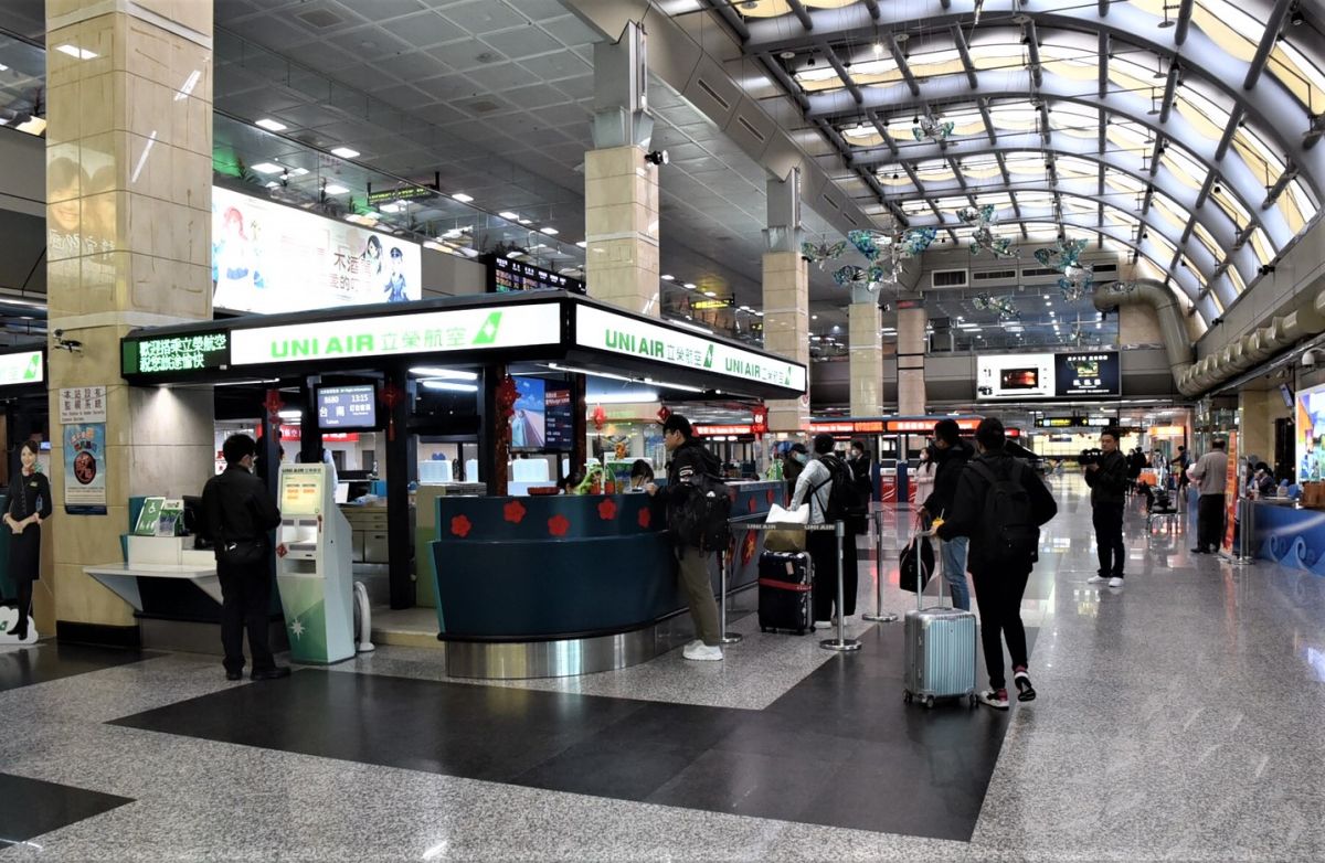 ▲大年初二是回娘家的日子，一早澎湖機場旅客疏運狀況順暢，現場只有零星候補機位的民眾，補位秩序十分良好。（圖／澎湖縣政府提供，2020.01.26）