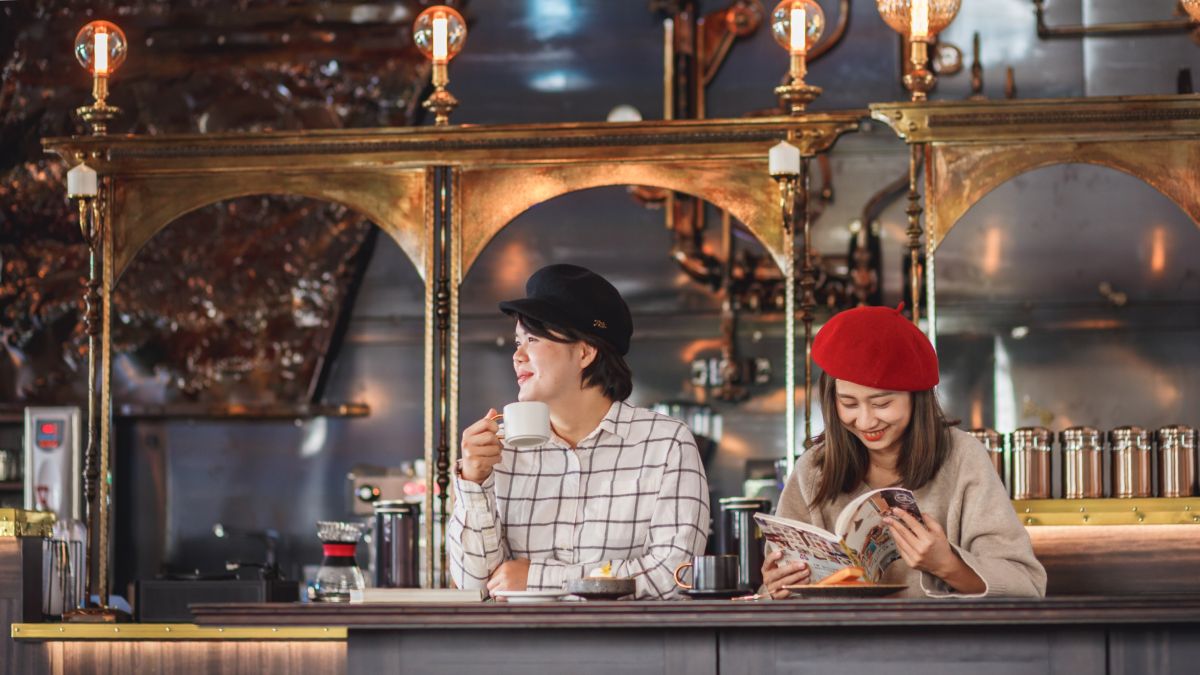 ▲百年銀行金庫中萃取冰滴咖啡，用台灣首創的流線造型清酒壺盛裝「冷醉咖啡」，呈現出味覺與視覺兼具的饗宴。（圖／「新濱・駅前」經營團隊提供）