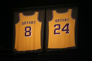 ▲有球迷聚集在葛萊美獎舉辦地點外悼念Kobe。（圖／美聯社）