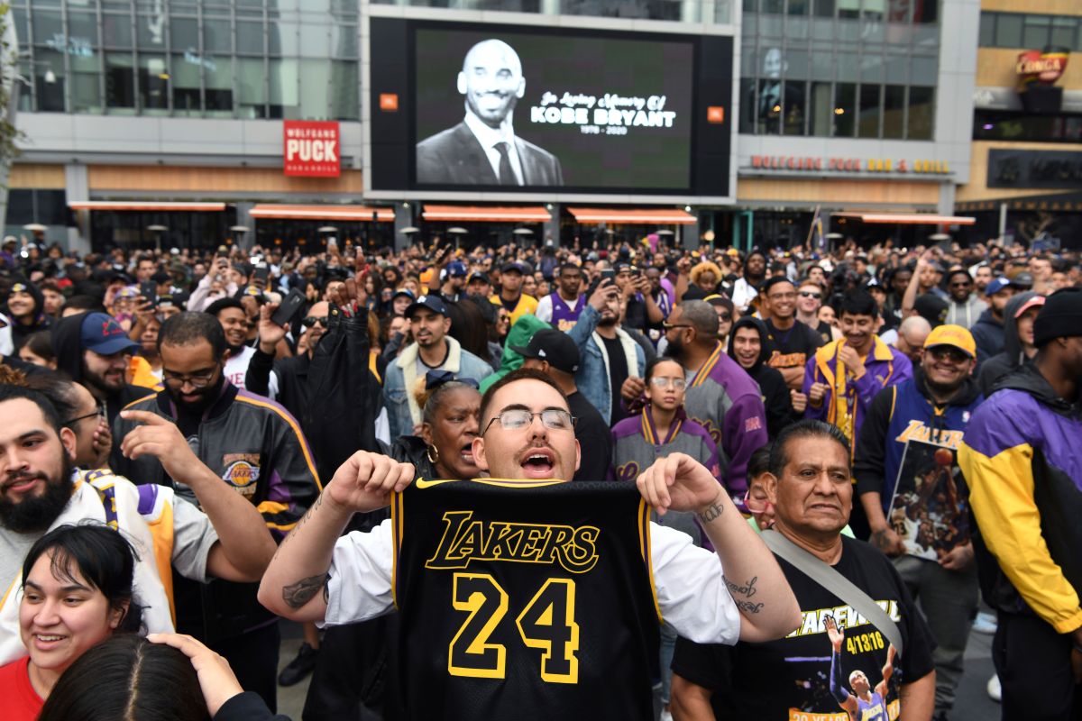 ▲葛萊美獎舉辦地點外的螢幕上播放Kobe的黑白照片。（圖／美聯社）