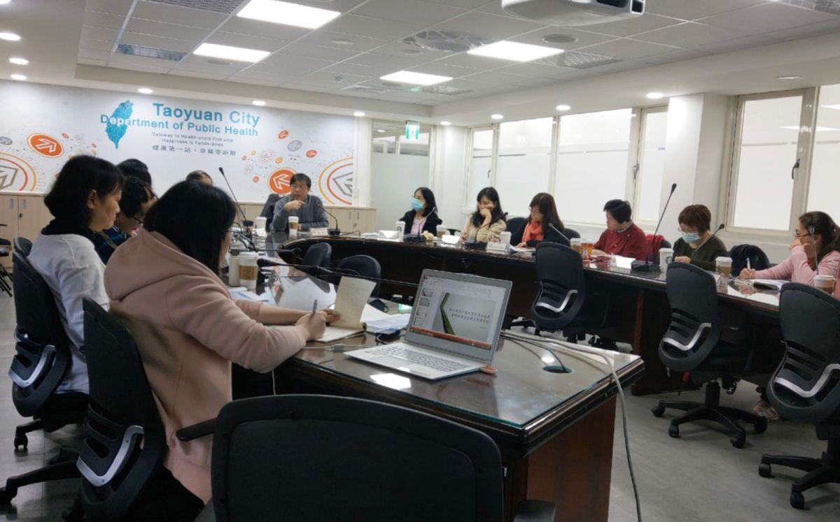 ▲桃園防疫應變會議決議後續將加強護理、長照機構落實住民與訪客監測體溫；要求各大賣場及超商配置乾洗手、額溫槍及落實員工自主健康管理（圖／衛生局提供）