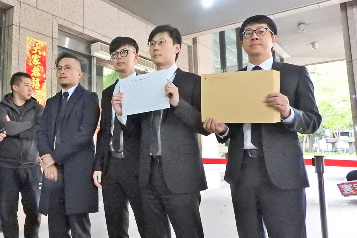 「罷韓四君子」日前到台北，在中選會填寫與領取罷免第二階段表格，目前平均每天能收到約三萬份連署，進度超前。 (圖／記者陳弘志攝)