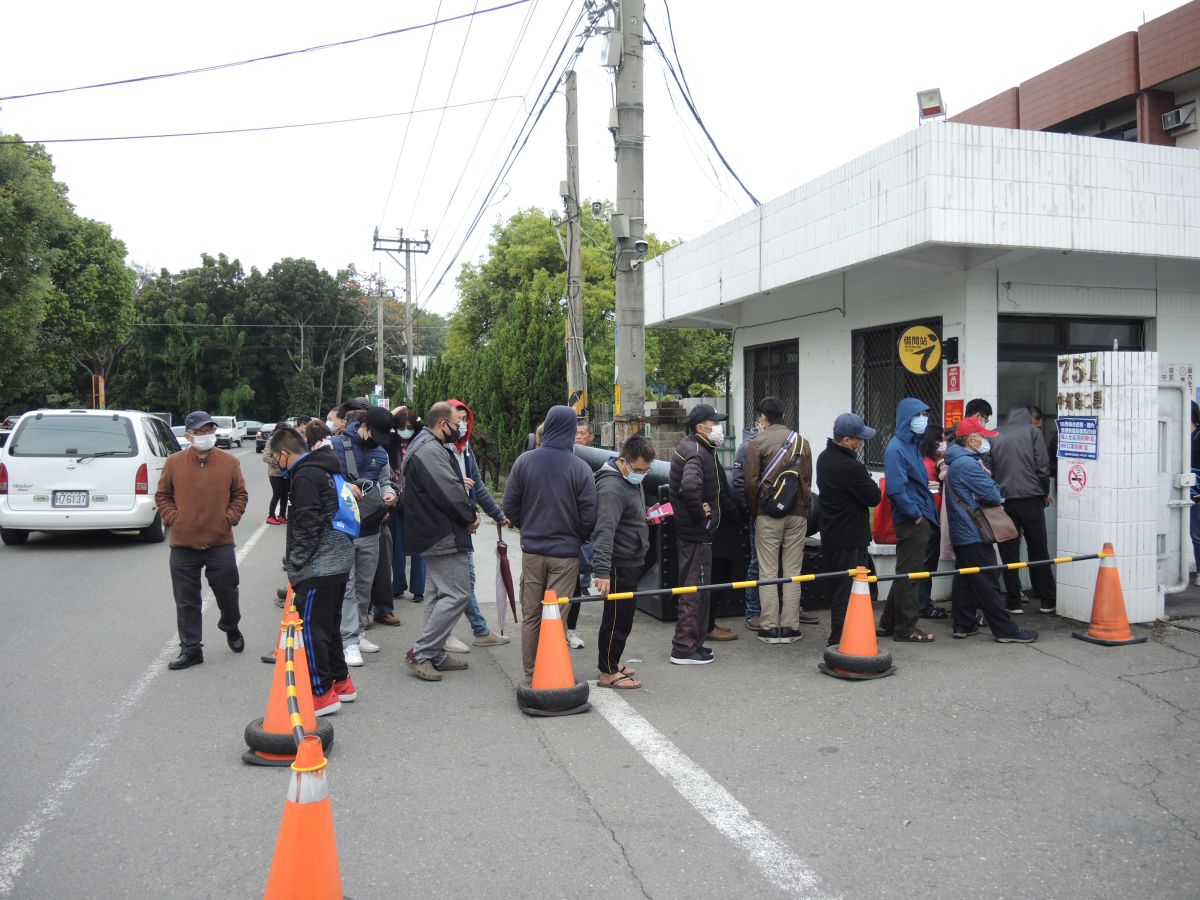 ▲武漢肺炎疫情持續擴大，田中華新醫療集團的觀光工廠出現大排長龍搶買口罩。（圖／記者陳雅芳攝，2020.01.28）