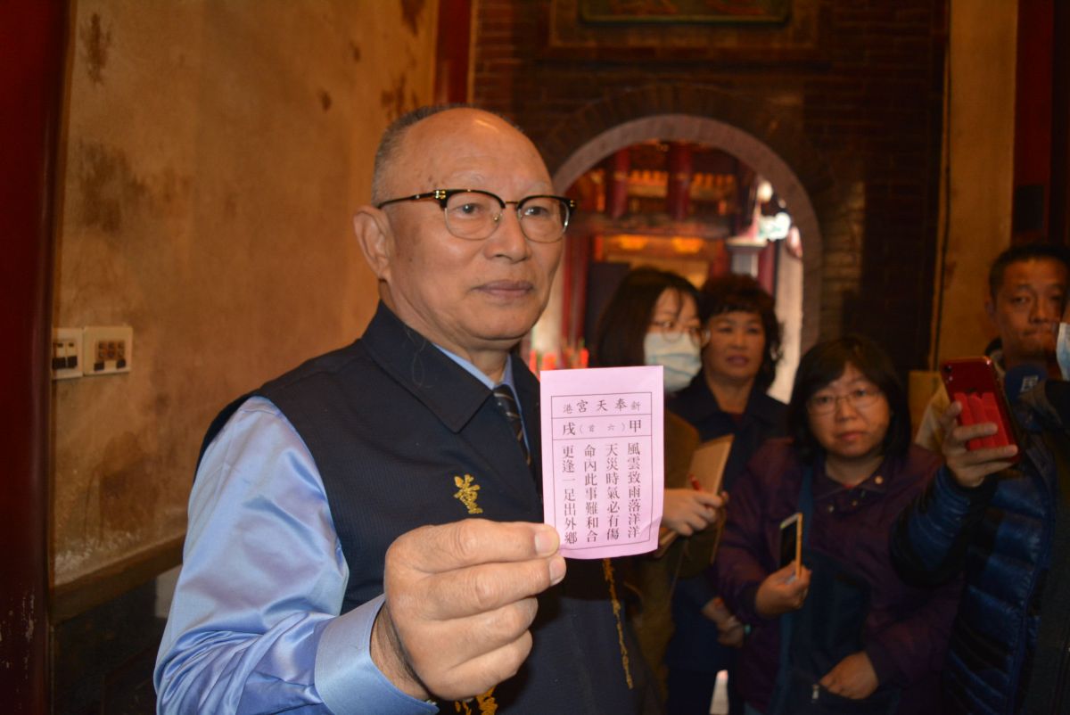 ▲奉天宮董事長何達煌說明今年國運籤內容。（圖／記者郭政隆攝影2020.1.28）