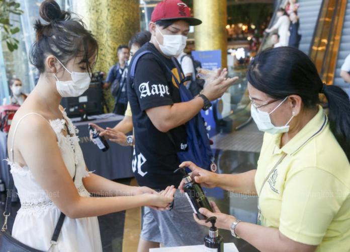 ▲工作人員為進入曼谷 ICONSIAM 購物中心的顧客消毒。（圖／翻攝自曼谷郵報）
