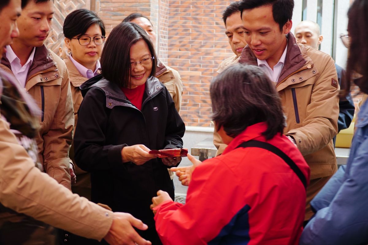 ▲總統蔡英文今日前往新埔義民廟，現場發放福袋給民眾。(圖/記者金祐妤攝，2020.1.28)