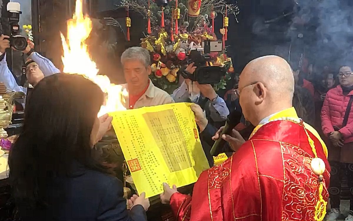 ▲初四〈28日〉凌晨由住持法師誦經接神。（圖／記者蘇榮泉攝，2020.01.28）