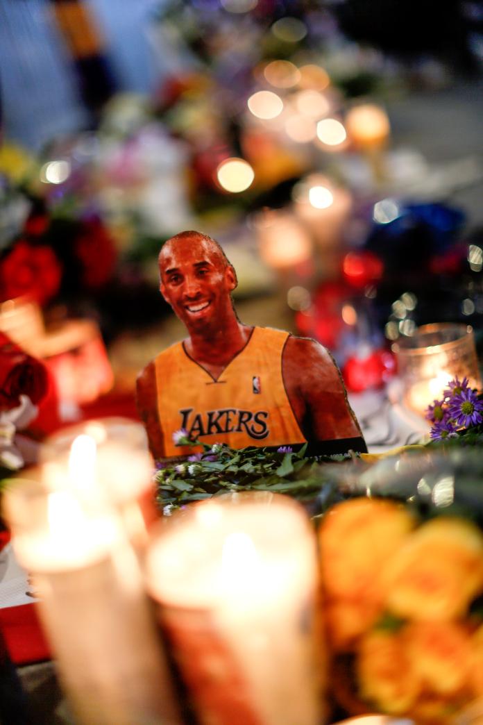 ▲湖人球星「黑曼巴」Kobe Bryant 墜機逝世，球迷發起球場外點蠟燭弔念。（圖／美聯社／達志影像）