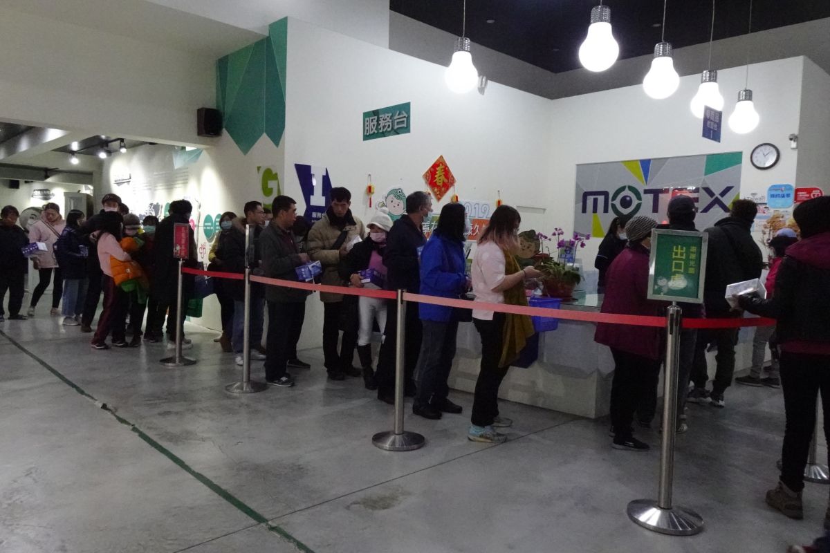 ▲民眾掃光口罩，口罩廠連結賬區也出現排隊民眾。（圖／記者陳雅芳攝，2020.01.29）
