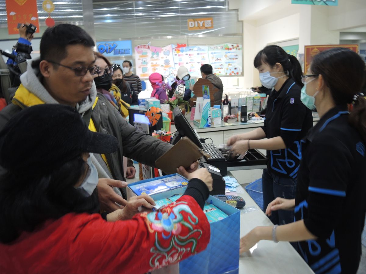 ▲政府宣布通路每人一次可買三片，許多民眾忍著低溫寒流到田中鎮華新創意生活館口罩觀光工廠排了12.5個小時才買到。（圖／記者陳雅芳攝，2020.01.29）