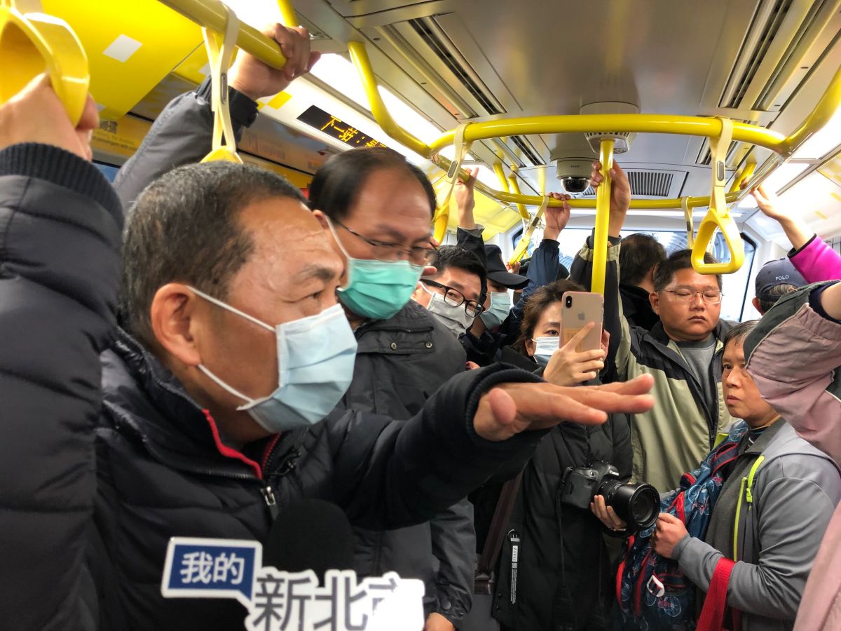▲新北市長侯友宜今（29）日從中和站搭乘環狀線前往大坪林站，視察年初五捷運環狀線的運行狀況。（圖／新北市政府捷運工程局提供）
