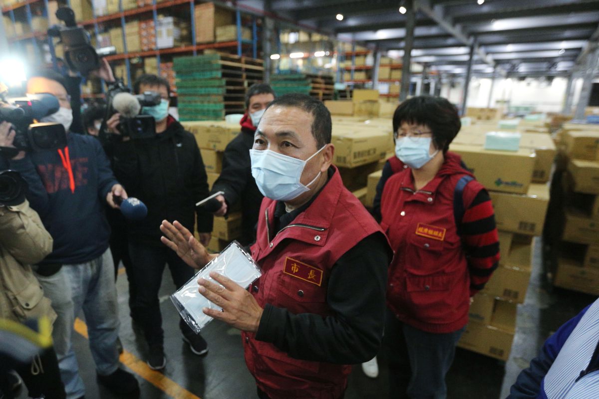 ▲新北市長侯友宜今（29）日前往位於樹林區的萊爾富物流中心視察，強調「防疫從市長帶頭做，地方政府要與中央一起並肩作戰。」（圖／新北市政府新聞局提供）