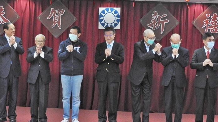 國民黨新春團拜，中間3人為：前總統馬英九、代理主席林榮德、前主席吳敦義。（圖 / 記者陳弘志攝）