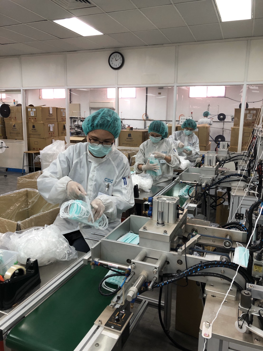 ▲中衛員工犧牲年假加班趕工，今天開工首日，產出的67萬片口罩依序送達醫療院所及超各通路。（圖／中衛提供）
