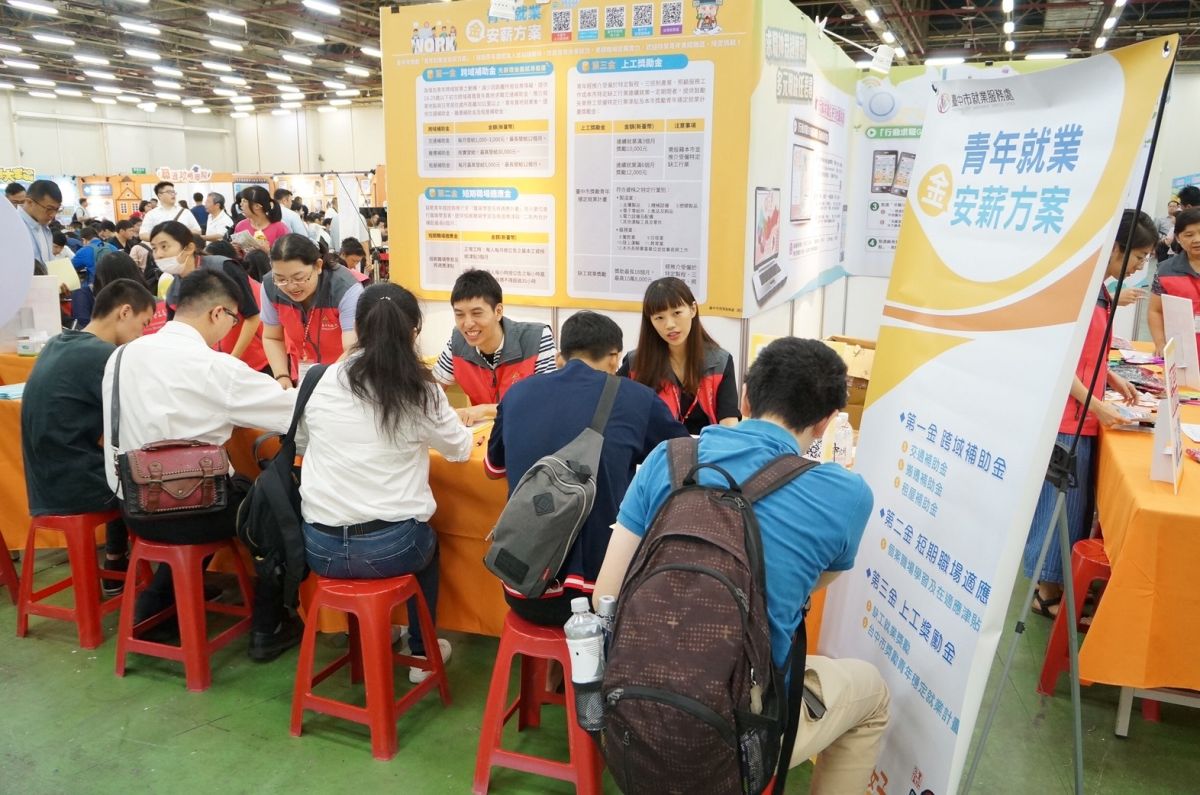 ▲台中市勞工局鼓勵青年積極就業，推出一系列獎勵措施「利誘」。（圖／台中市勞工局提供）