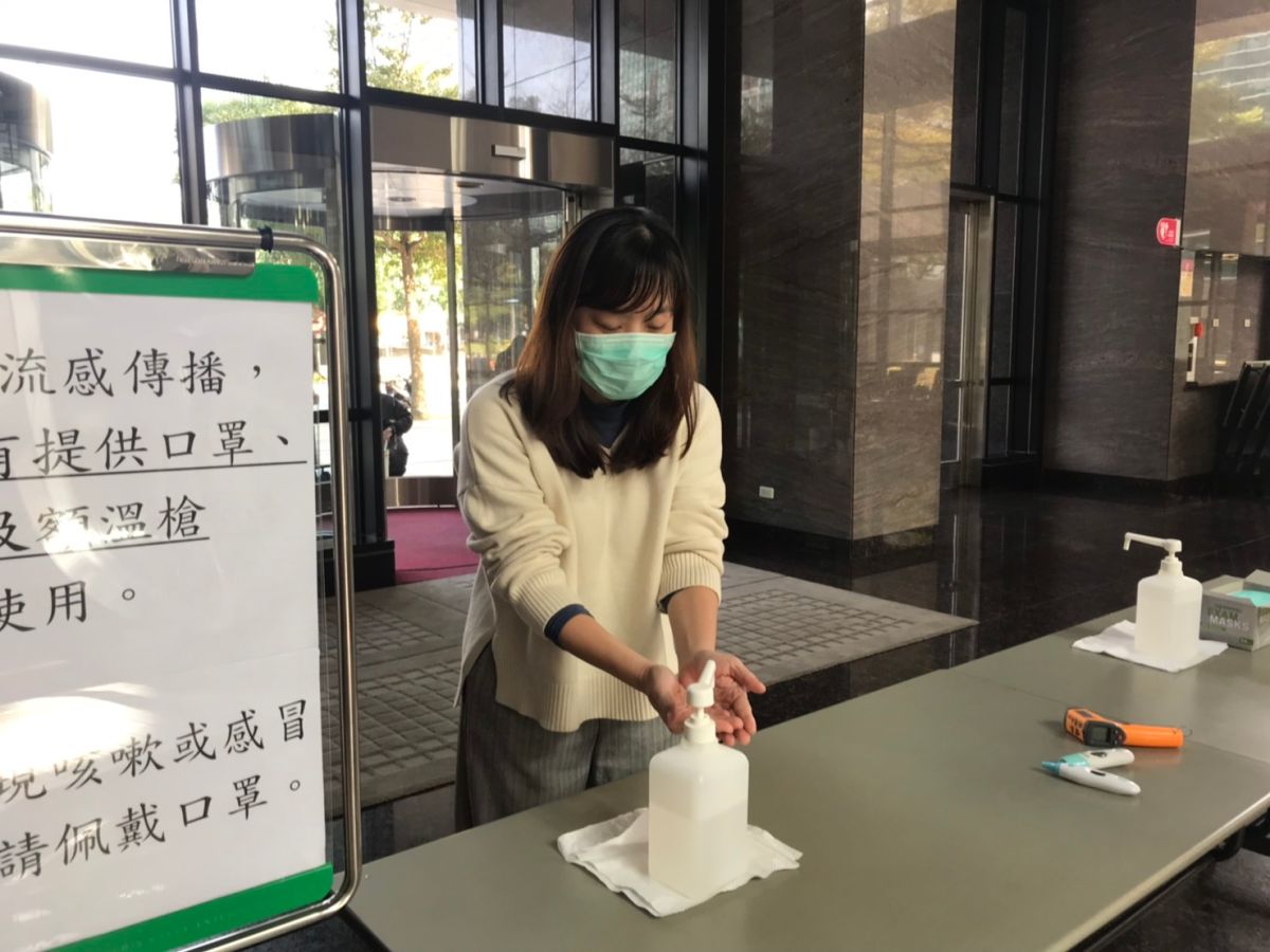 ▲房仲業者提醒，武漢肺炎疫情期間，看屋民眾要注意個人防疫。（圖／信義房屋提供）  